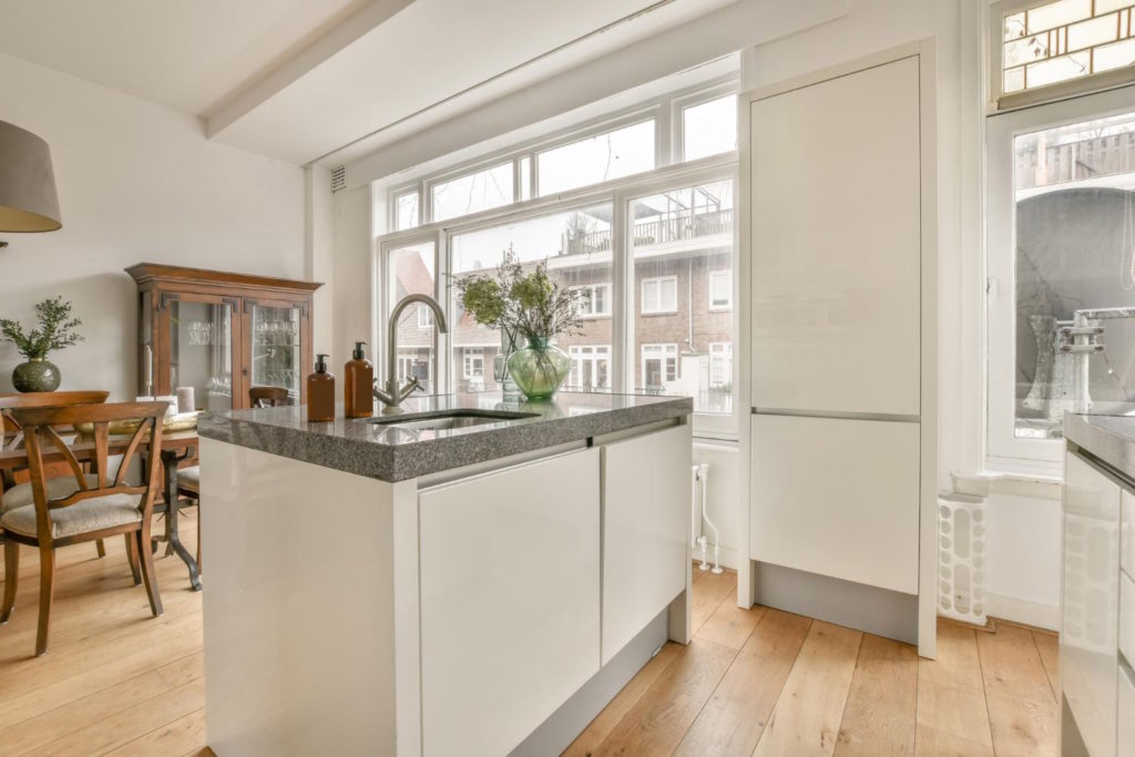 Podłogi drewniane to jedno z najpiękniejszych i najbardziej eleganckich rozwiązań, jakie możemy wybrać do naszego domu.